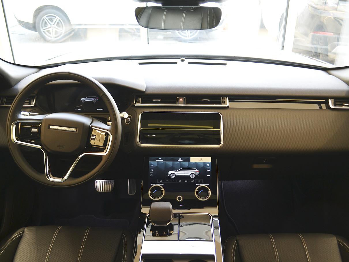 Detalle del interior de un Range Rover Velar